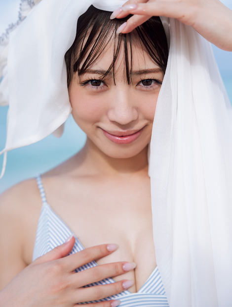 好評発売中／Peel the Apple 浅原凛 1st 写真集『凜』（C）扶桑社