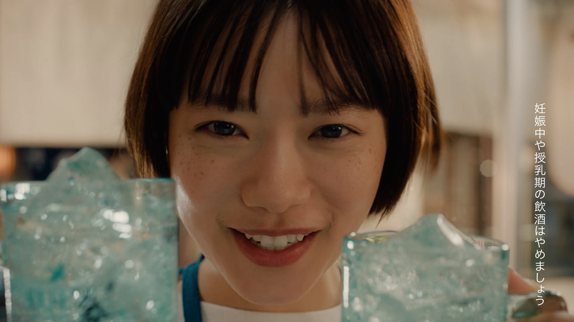 杉咲花と中島歩が出演する「新！居酒屋シリーズ開店！新！翠っきりさわや香」篇