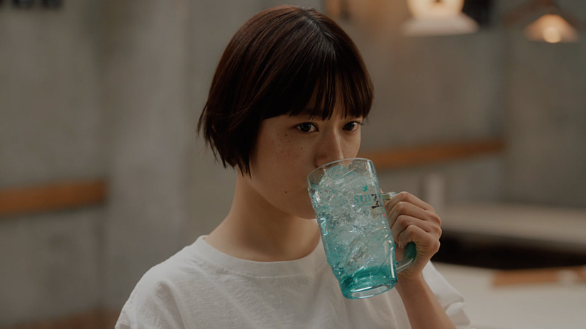 杉咲花と中島歩が出演する「新！居酒屋シリーズ開店！新！翠っきりさわや香」篇