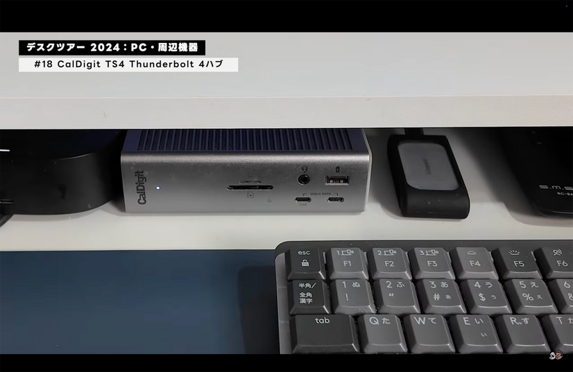 Thunderbolt 4ポートのうち1つは98Wの電源供給に対応し、MacBookに給電しながら映像出力も可能。