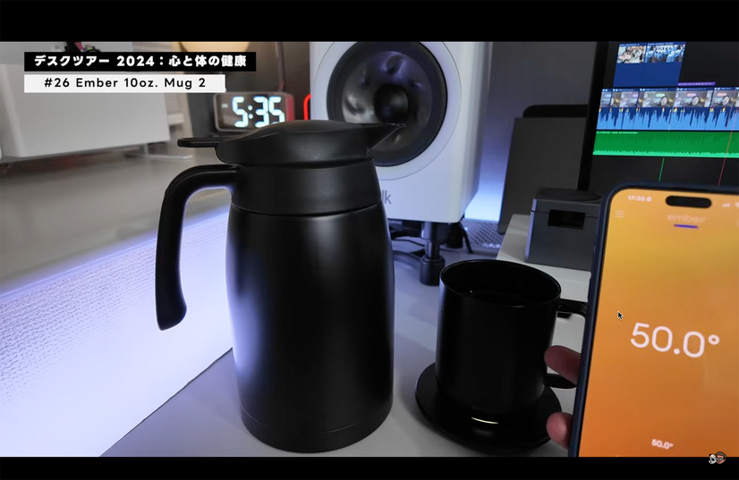 仕事中の飲み物はコーヒーをやめて白湯に。サーモスのステンレスポットとEmberの「Temperature Control Mug 2」で、いつでも飲みやすい温度を保っている。
