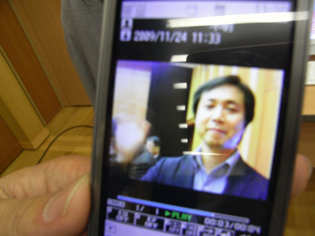 デコレーション前。ユーザーが指定するのはフレーム画像のみで、動きのある手の部分からキラキラ出てくる星は自動的に合成される