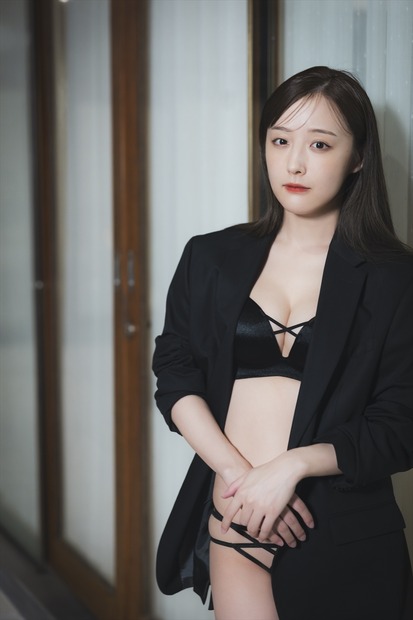 SKE48・鎌田菜月の1st写真集『やさしい日差し』　(C)KADOKAWA　(C)Zest, Inc.　PHOTO/田中智久