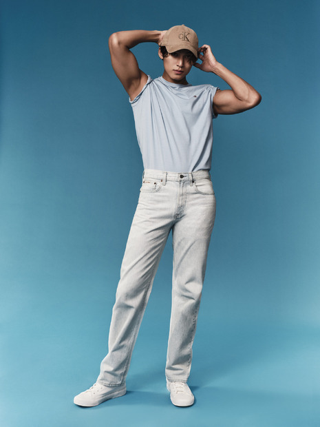 Campaign Credits: Directed and photographed by Leslie Zhang　Editorial credits: Calvin Klein