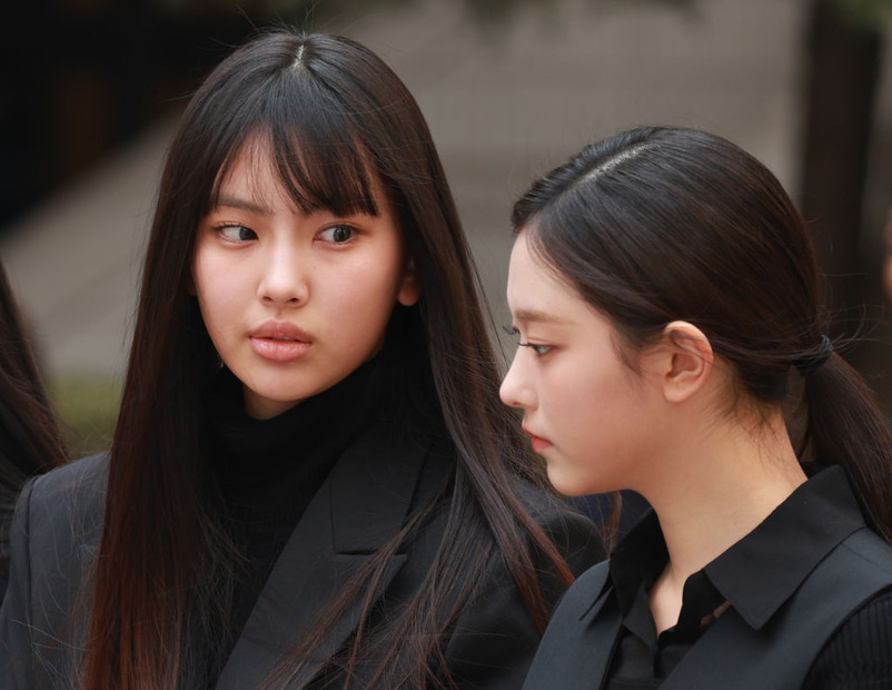 会見中のNewJeansのヘインとヘリン。(Photo by The Chosunilbo JNS/Imazins via Getty Images)