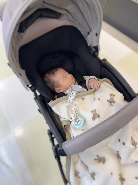 ベビーカーで眠る息子の顔出しショット（写真は小松彩夏の公式ブログから）