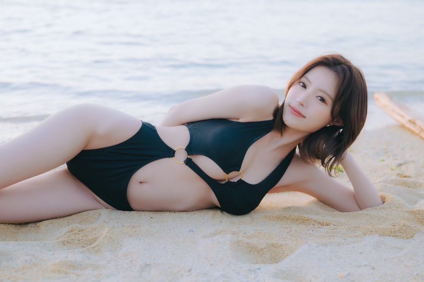 聖菜の2nd写真集『5度見したよね？』（エイチジェイ）　撮影：友野雄