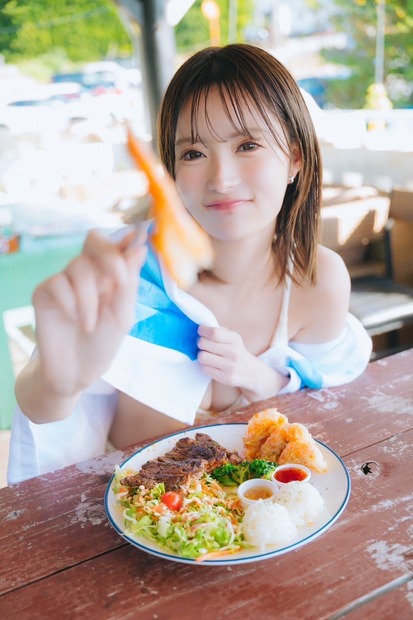 聖菜の2nd写真集『5度見したよね？』（エイチジェイ）　撮影：友野雄