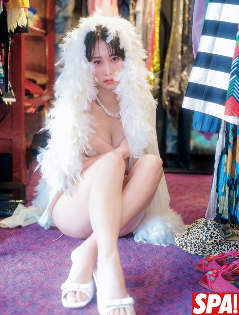 永尾まりや（撮影／鈴木ゴータ、ヘアメイク／エノモトマサノリ、スタイリング／野田陽子（ミタケイショウ）、衣装協力／Reinest）