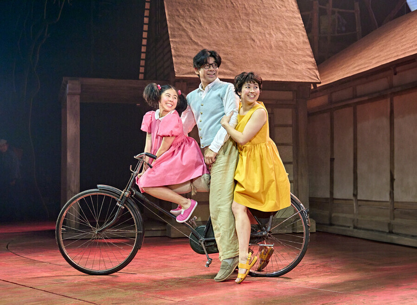 Mei (Victoria Chen), Tatsuo (Dai Tabuchi) and Satsuki (Ami Okumura Jones) in My Neighbour Totoro. (C) Manuel Harlan (C) RSC and Nippon TV