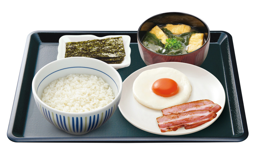 目玉焼きベーコン朝食 390円(税込)