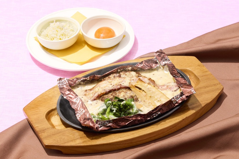 春野菜と燻製ベーコンの包み焼きハンバーグ～マスタードクリームソース～1,180円(税込1,298円)