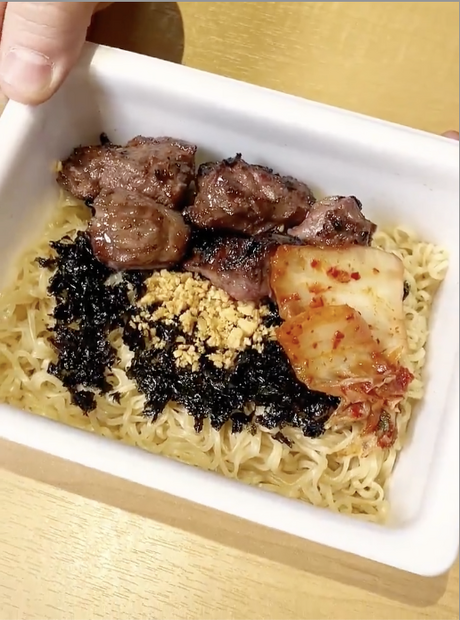 ペヤング 焼肉専用バウンドやきそば～ガリバタ醤油味～