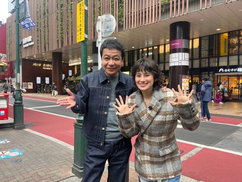 左から中山秀征、ホラン千秋（C）フジテレビ