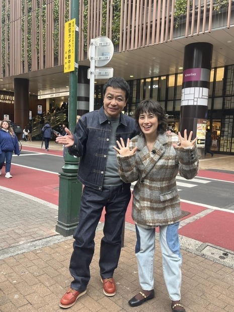 左から中山秀征、ホラン千秋（C）フジテレビ