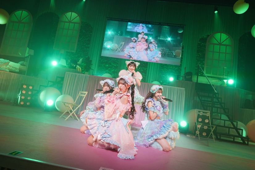 （左から）松田美里・三品瑠香・廣川奈々聖・小玉梨々華(C)avex