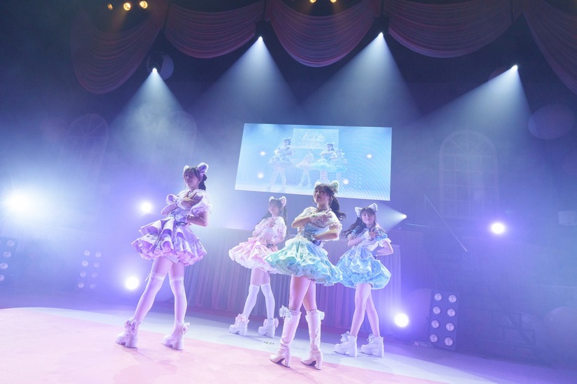 （左から）松田美里・三品瑠香・廣川奈々聖・小玉梨々華(C)avex