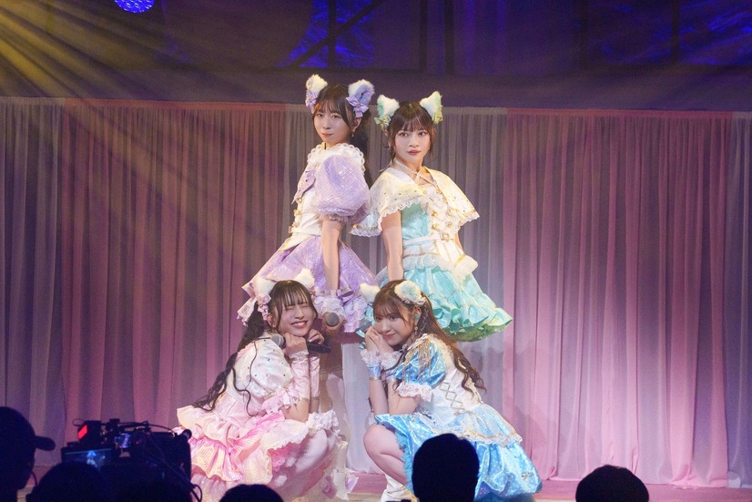 （前列）廣川奈々聖・小玉梨々華（後列）松田美里・三品瑠香(C)avex