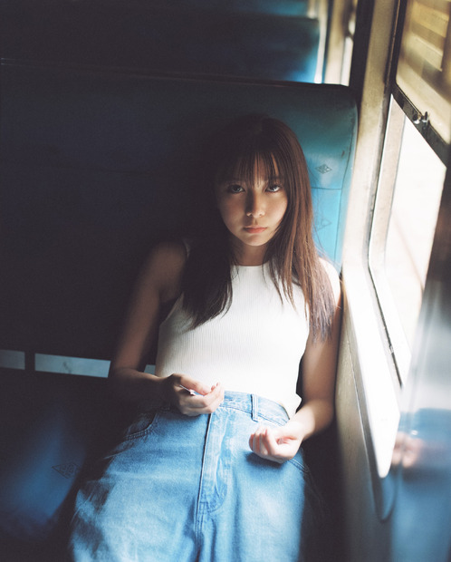 上白石萌歌による写真集『charm charm』　（C）松岡一哲／講談社