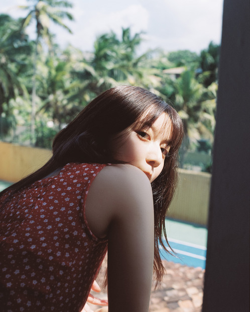 上白石萌歌による写真集『charm charm』　（C）松岡一哲／講談社