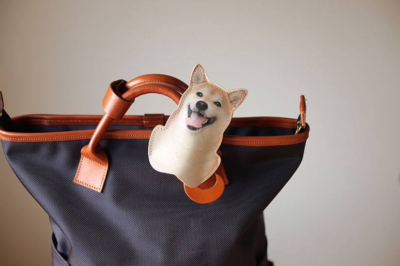 鞄につけてお出かけできる「犬のすがたをしたキーケース」