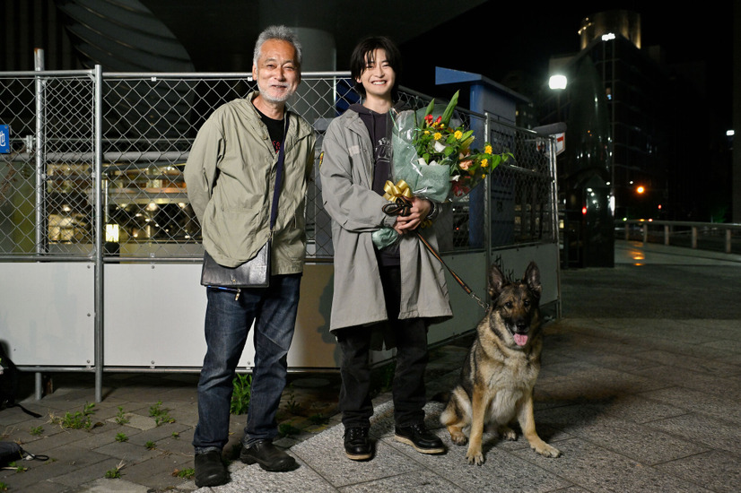 映画『少年と犬』高橋文哉クランクアップ　（C）2025映画「少年と犬」製作委員会