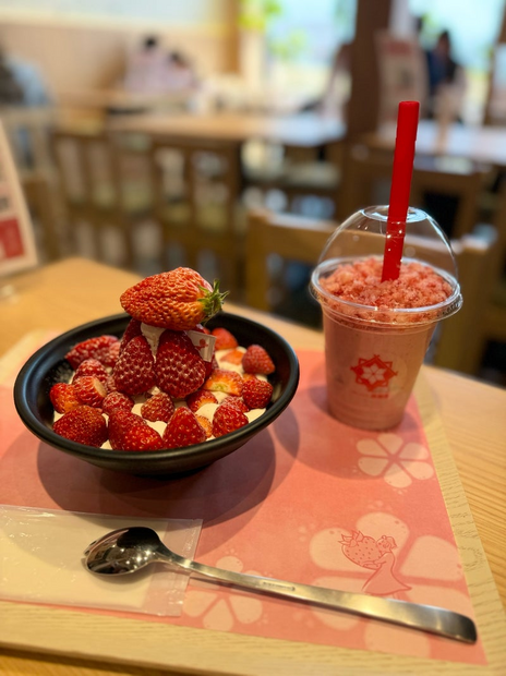 「いちごやま」と「甘熟いちごろシェイク」（写真は小松彩夏の公式ブログから）