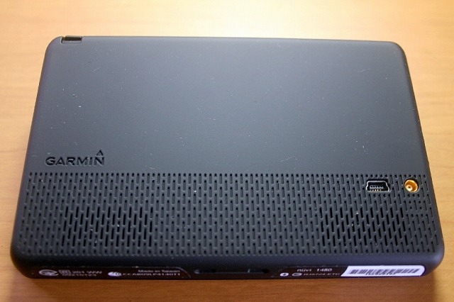 背面には給電とPCとの通信を兼ねるミニUSB端子とワンセグ用外部アンテナの端子が付く