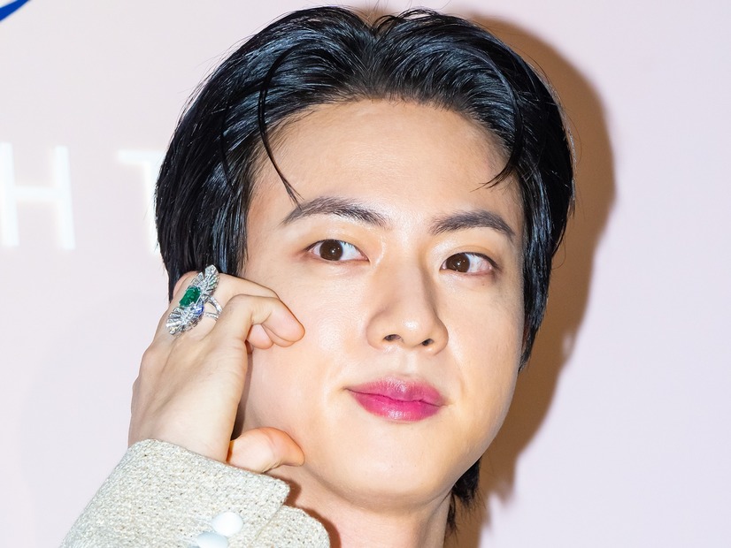 いったい何が？BTS・JIN、長く整った“美脚”も印象的だが…疲れ果て短パンで地面に寝そべる姿が注目【PHOTO】