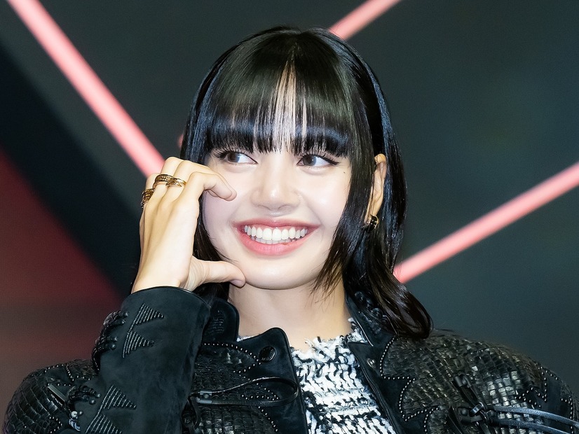 BLACKPINK・リサ、“女優”としての第一歩を踏み出した感想を明かす…ドラマ撮影中の写真も公開【PHOTO】