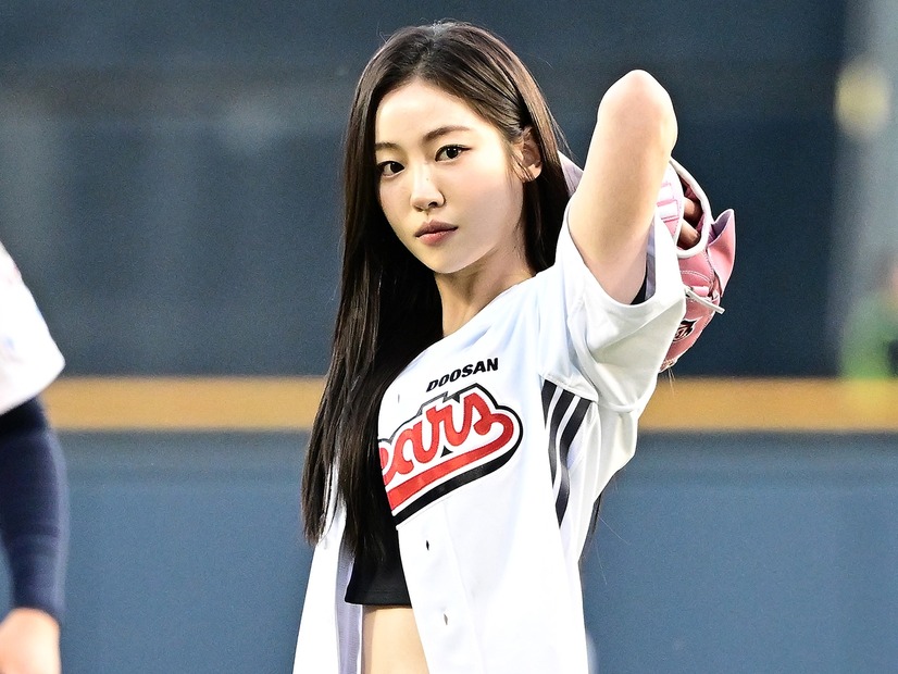 『イカゲーム2』女優、韓国プロ野球始球式でノーバン投球！美貌チラ見せの豪快ピッチング激写【PHOTO】