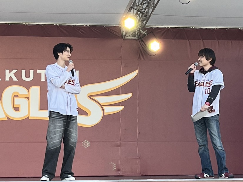 楽天イーグルス対北海道日本ハムファイターズ戦の始球式に臨んだ渡邊圭祐　（C）映画「女神降臨」製作委員会