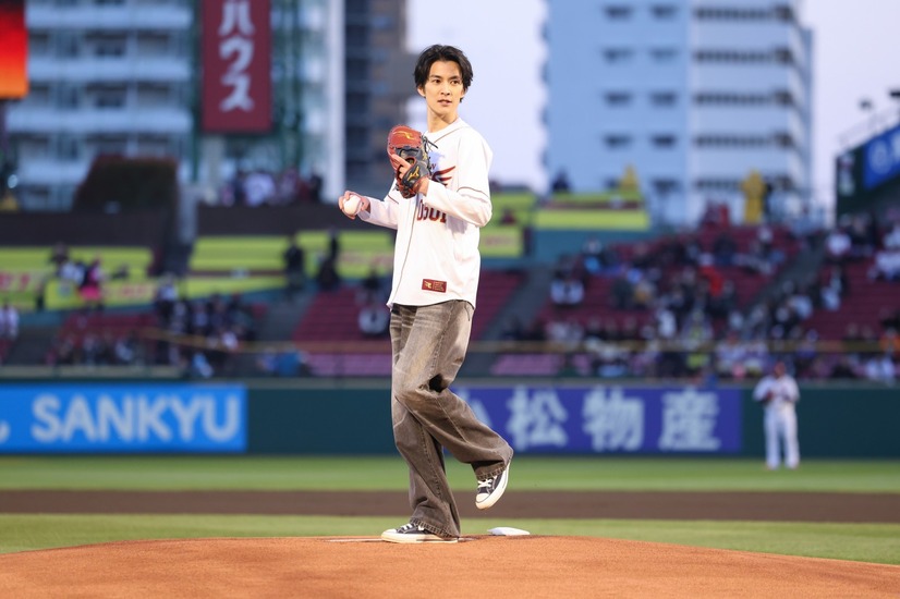 楽天イーグルス対北海道日本ハムファイターズ戦の始球式に臨んだ渡邊圭祐　（C）映画「女神降臨」製作委員会