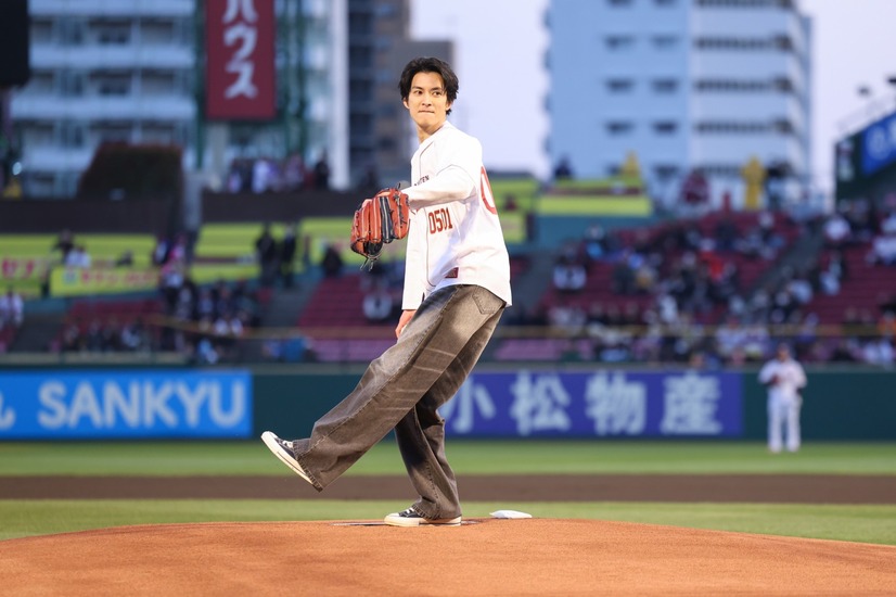 楽天イーグルス対北海道日本ハムファイターズ戦の始球式に臨んだ渡邊圭祐　（C）映画「女神降臨」製作委員会