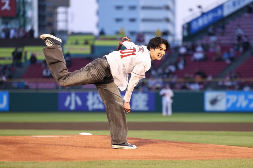 楽天イーグルス対北海道日本ハムファイターズ戦の始球式に臨んだ渡邊圭祐　（C）映画「女神降臨」製作委員会