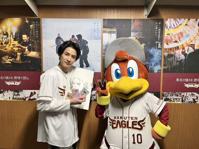 楽天イーグルス対北海道日本ハムファイターズ戦の始球式に臨んだ渡邊圭祐　（C）映画「女神降臨」製作委員会