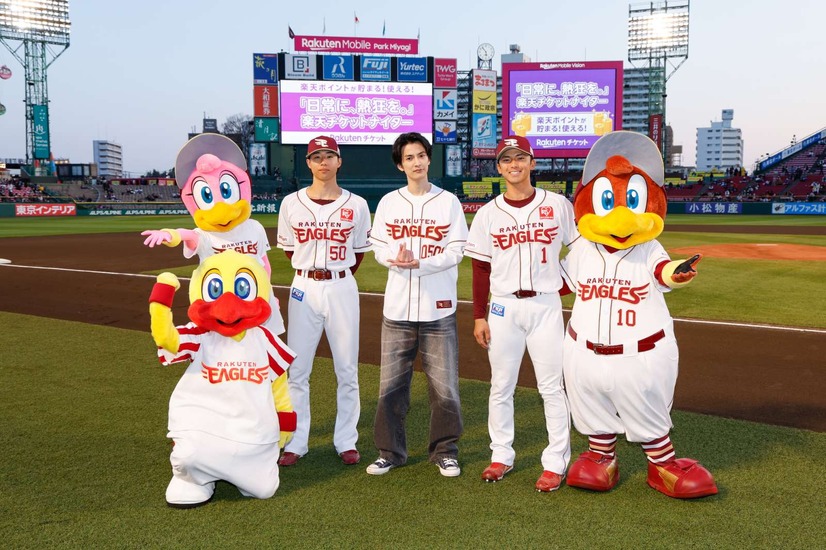 楽天イーグルス対北海道日本ハムファイターズ戦の始球式に臨んだ渡邊圭祐　（C）映画「女神降臨」製作委員会