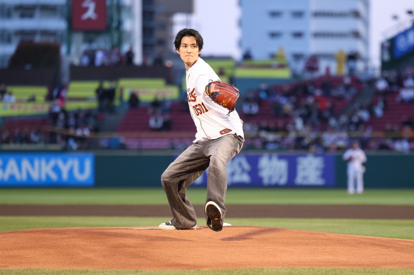 楽天イーグルス対北海道日本ハムファイターズ戦の始球式に臨んだ渡邊圭祐　（C）映画「女神降臨」製作委員会