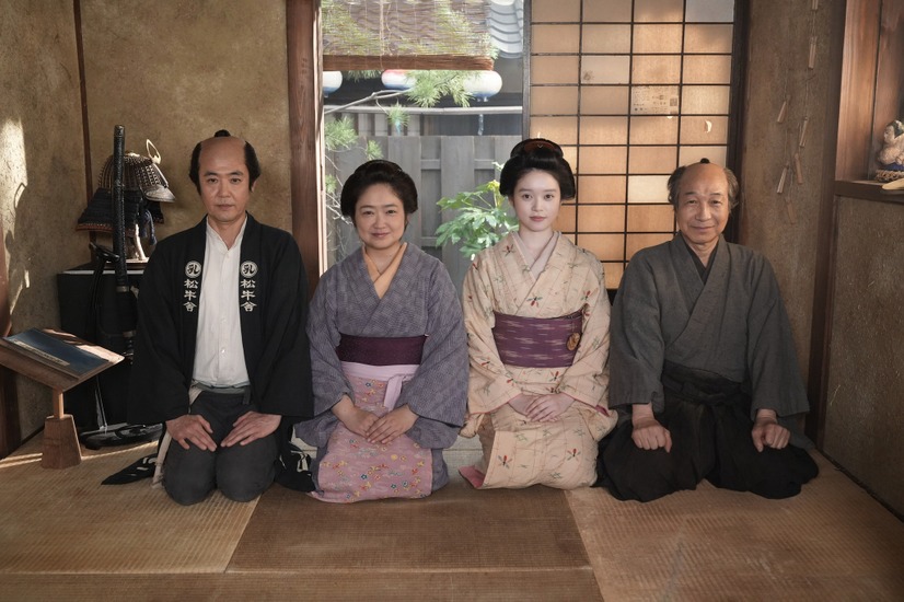 松野家集合写真 (C)NHK