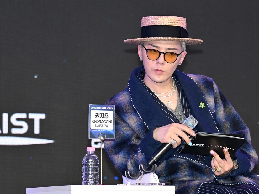 “教授G-DRAGON”が漂わせる知性と色気――らしさ貫く遊び心満点スタイルに反響