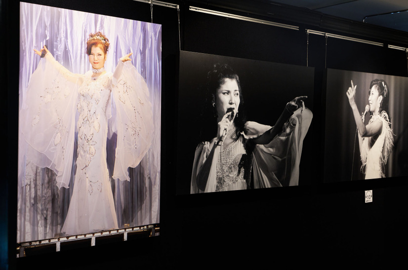 八代亜紀さんの回顧展「生きる～ありがとう・・・これからも～」