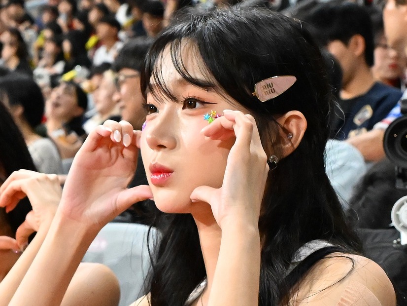 “絶対領域”もチラッ…韓国20歳チアのイ・ジュウン、体操着コーデの体育座りにファンもメロメロ【PHOTO】