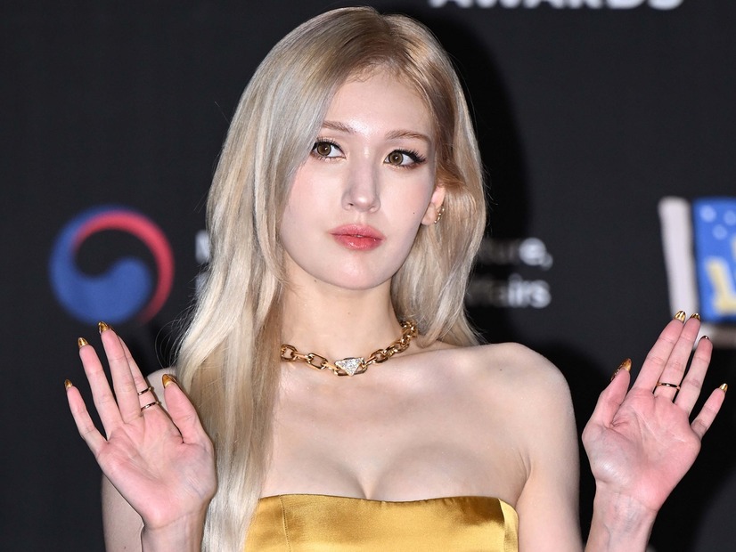 “ほぼ紐”の衝撃…チョン・ソミ、背中丸見えの攻めドレスに「横から見たらアウト」の声【PHOTO】