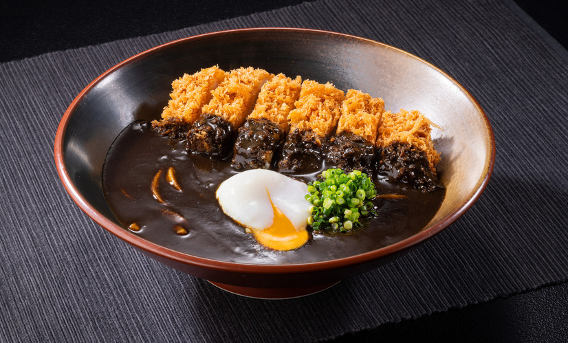 【新登場】パンチの効いた辛さの「ランチ黒いかつカレーうどん」１,６９０円（税込１,８５９円）