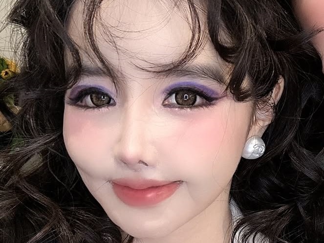 「胸元がっつり写真」に「俳優への激重愛」も…2NE1パク・ボム、止まらぬ“奇行”にまた賛否