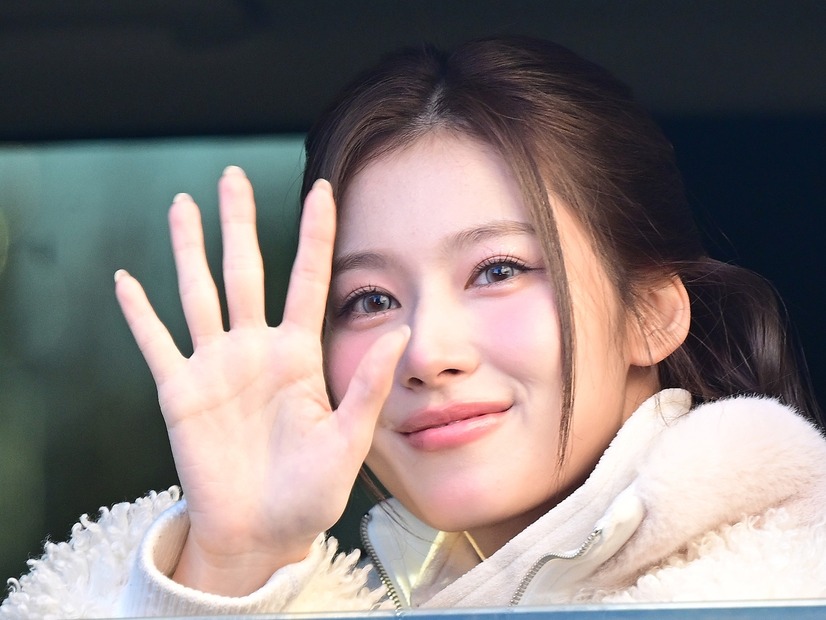 シースルーから溢れ出る色気…TWICE・サナ、“攻め衣装”で見せた大人の余裕【PHOTO】