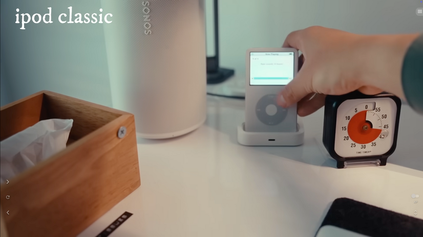 「デスクの上でもっとも気に入っているものの一つ」というiPod classic。外出時にはiPod nanoを持ち歩くという。