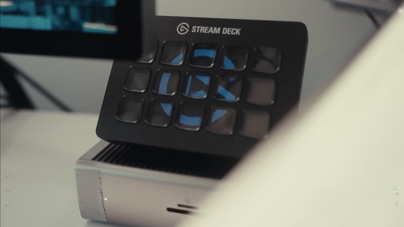 Stream Deckを使い、ボタン1つですぐに収録を開始できる。下に置かれているのは周辺機器とMacを繋ぐTS4。