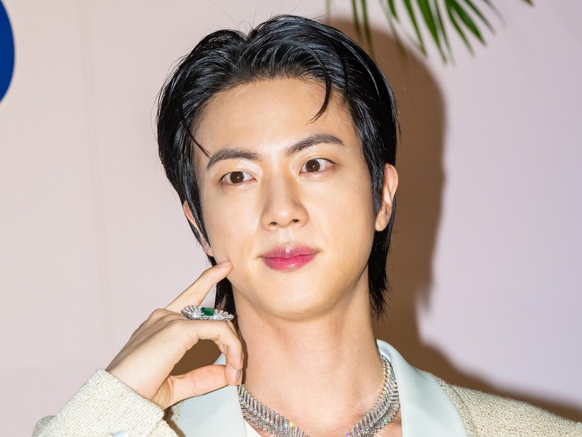 BTS・JIN、Netflixバラエティで大活躍中！番組で見せる多様な表情がファンの癒しに