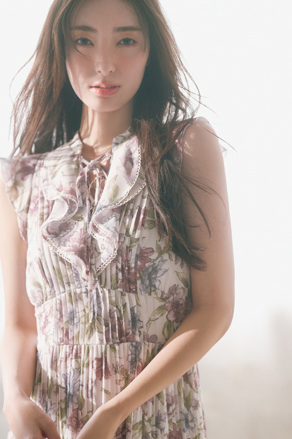 宮本茉由が着こなす、「2025 SUMMER　COLLECTION」